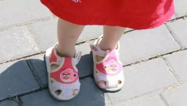 孩子|刚给女儿买的鞋就被穿别人脚上了,家长的话让幼师辞职,很无奈