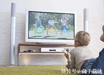 妈妈|“妈妈,我想看电视”,两个妈妈不同回答,影响孩子人生观