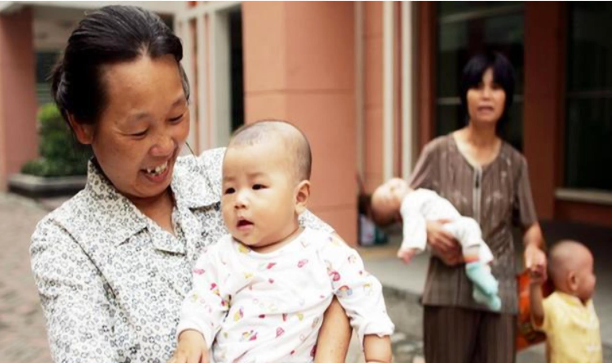 讲述者|“带孙子”和“带外孙”哪个好?过来人说出大实话,儿女真该反思