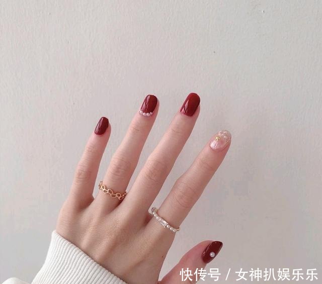 奶咖|好看的新年款美甲，显手白还洋气