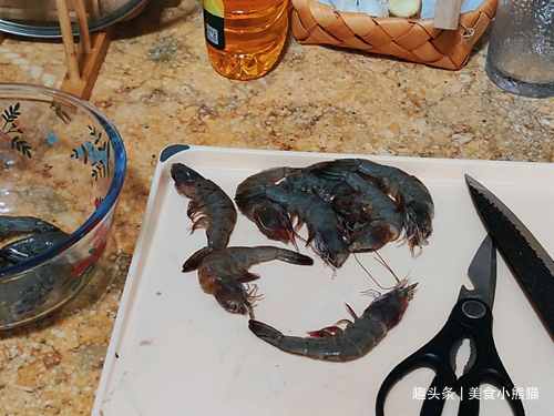 教你制作避风塘炒虾金黄澄亮，焦香酥脆，好吃到连壳都能嚼干净