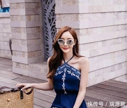 简约的连衣裙,优雅不失个性,给人一种洒脱的气息