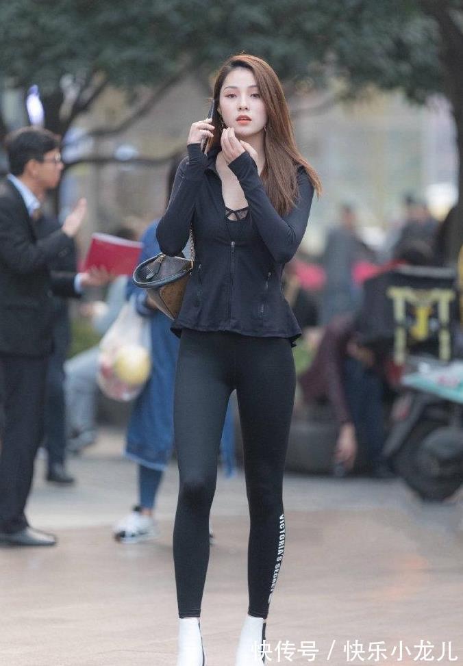 东方女性|美女一身黑色的穿搭,手上拿着手机,感觉有什么心事