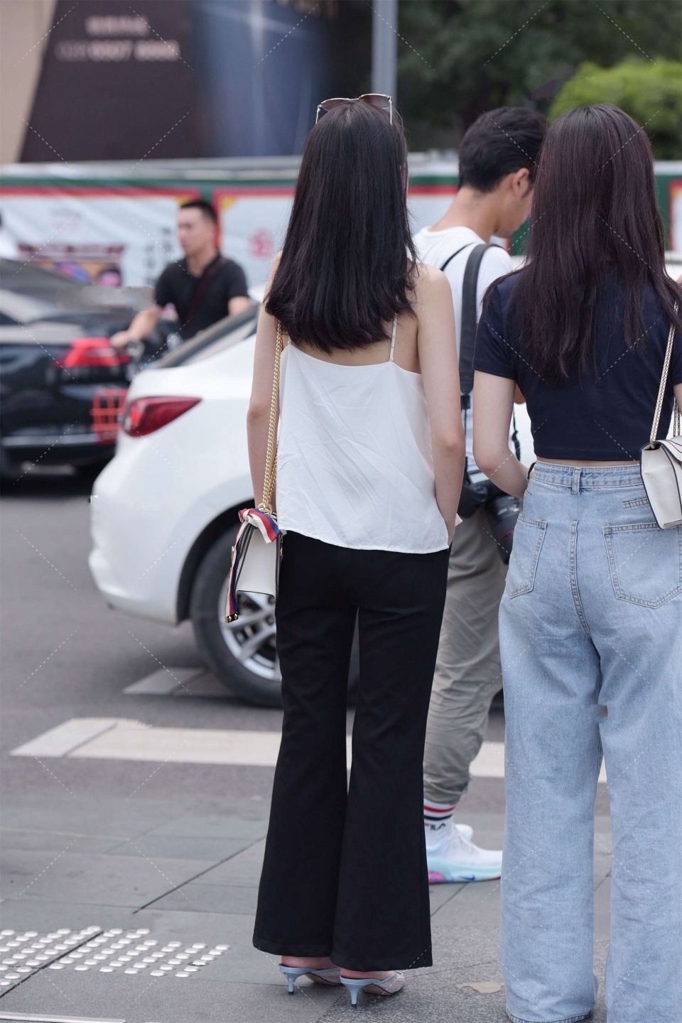 时髦|谁说背心太大众化,这样穿时髦又洋气,彰显高级气场