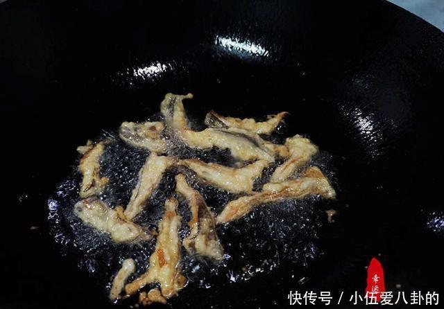 酥脆咸香的炸平菇，金黄色泽很诱人，吃起来更是比肉都香