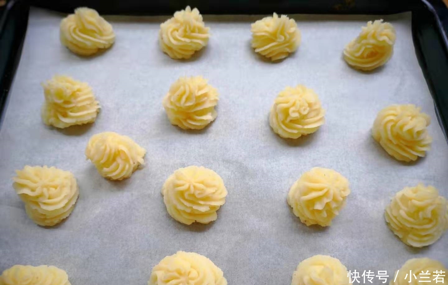 一个土豆，一个鸡蛋，做出的小吃，不油炸，外酥里嫩，孩子最爱！