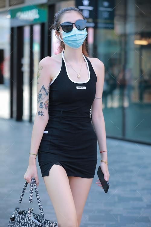 吊带裙|小姐姐爱穿黑色挂脖式吊带修身裙,她有点迷人,时尚而优雅