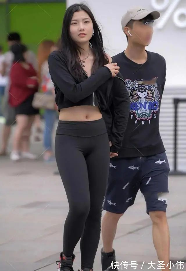 运动鞋 美女街拍:时髦美女的打底裤很简单,展现出少女的艳丽身材,清爽出众