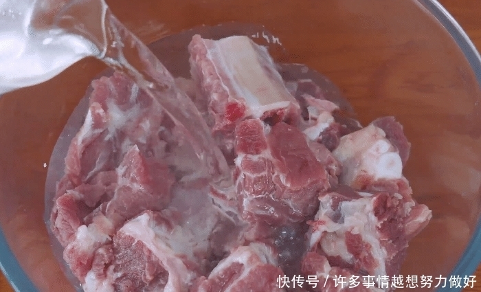 烹饪|在家教你用电饭煲焖排骨,烹饪简单,鲜酸味美,孩子特爱吃的菜肴