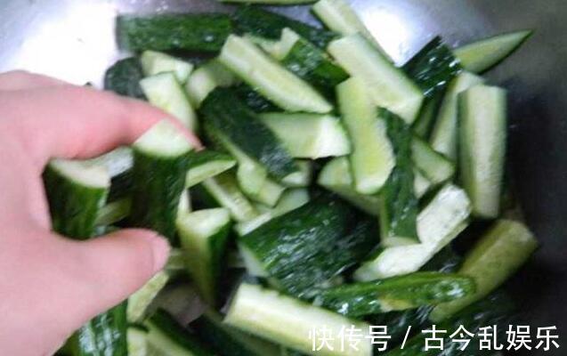 腌制|黄瓜怎么腌制才好吃?老妈用了20年的配方,香辣脆嫩,好吃不上
