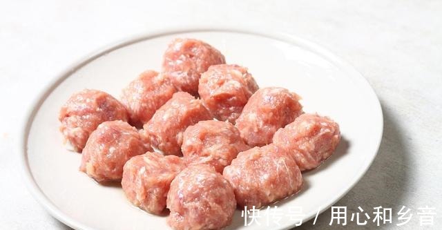 莲藕|宴席常出现的四喜丸子，原来做法这么简单，自己做好吃馅料又足！