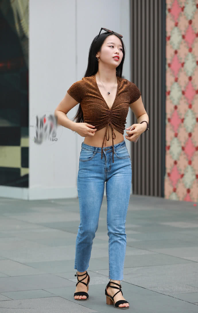 街拍这种款式的牛仔裤,穿搭就比较闲适了!