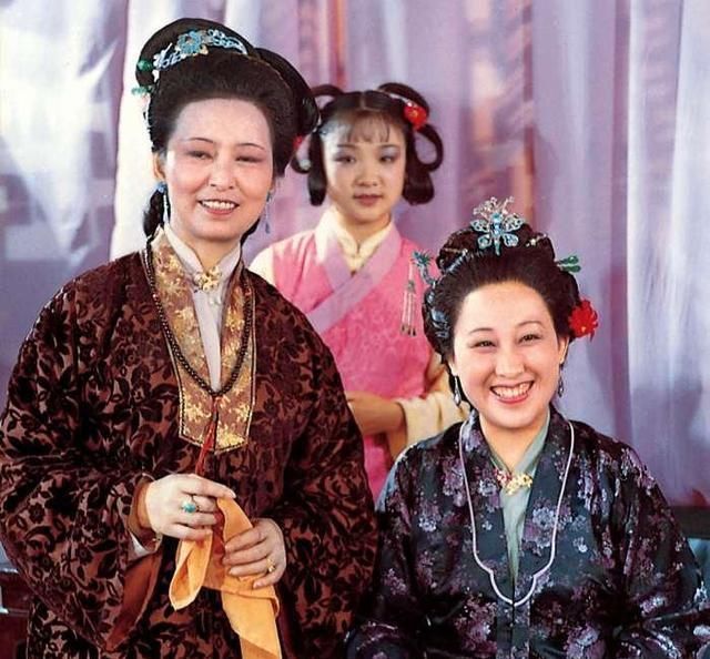 薛姨妈|客居贾府的薛姨妈有多尴尬?地位比不过戏子,明知挨骂也得逢迎!