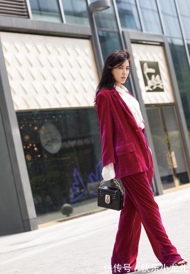 红色 时尚穿搭,丝绒材质尽显雍容华贵的气质,尽显极致的美
