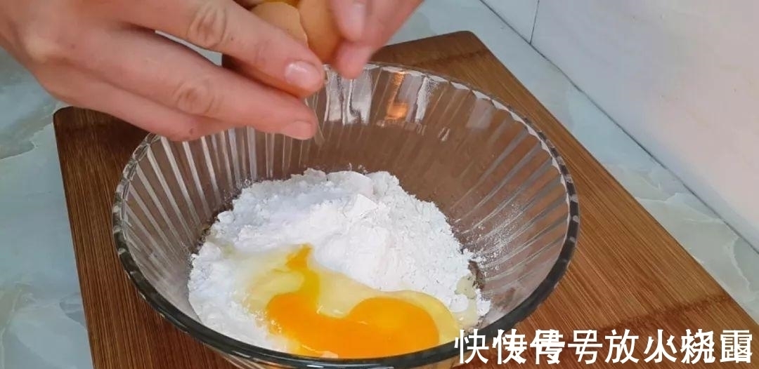 保鲜膜|面粉这样做才好吃, 不用烤箱, 不用黄油, 也能做出拉丝面包, 超香