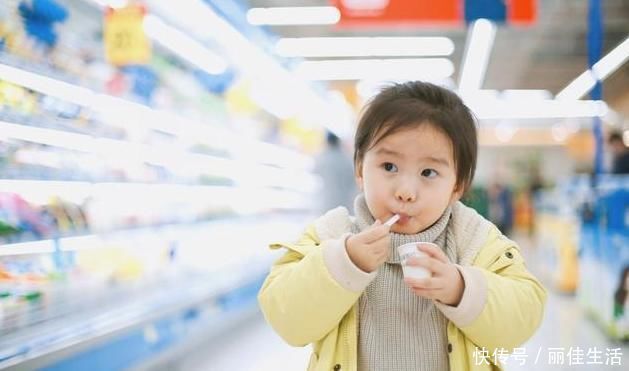 “你家娃偷拿东西,请接受搜身”,妈妈一句话,工作人员立马放行