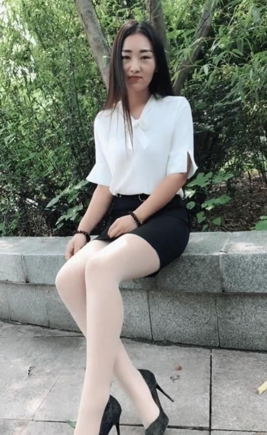 潮流小姐姐巧笑倩兮,优雅不失高贵,更加潮流范儿