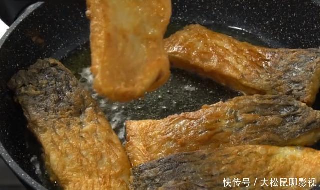 鲤鱼最过瘾的吃法，不加水煮不用蒸，鲜嫩无腥味，5斤鱼一顿解决