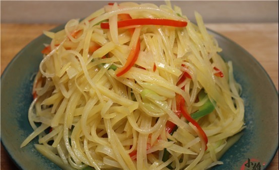 才知道，炒土豆丝先用水冲就错了，教你饭店的诀窍，脆嫩不粘锅