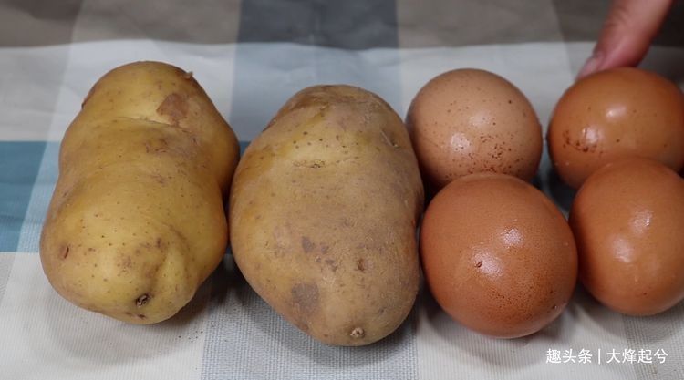 土豆加鸡蛋，我家来客人必做的压轴菜，好吃解馋，客人都说不够吃