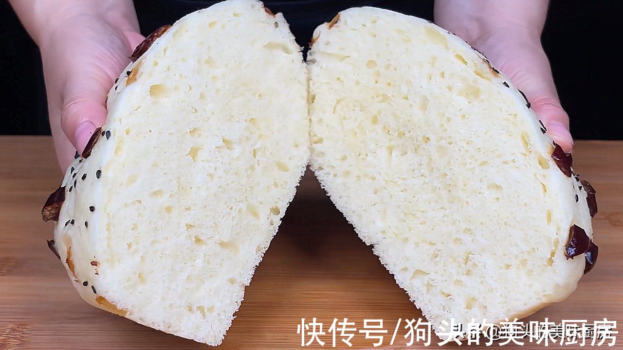 发糕这样做，不用揉面，一搅一蒸就出锅，松软香甜，比面包还好吃