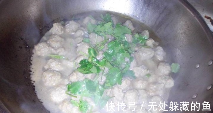 汆肉丸这么做,肉嫩香味浓,个个煮不散,教您详细做法,快来学!