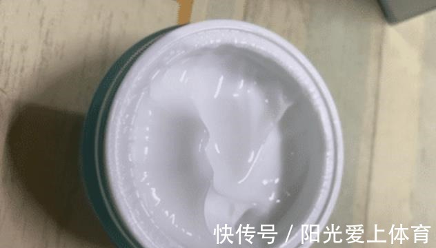 涂面霜 天热还用不用涂面霜总有女人搞错,难怪皮肤一直很差!