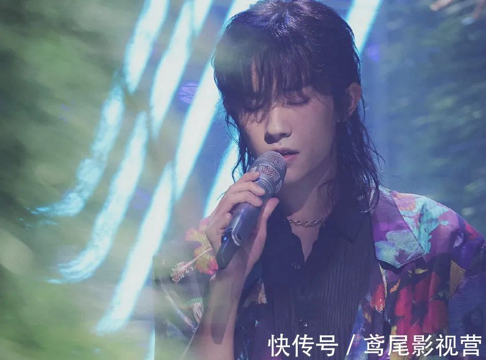 两台晚会全员真唱，年轻艺人表现亮眼，易烊千玺被前辈称赞