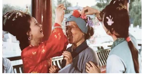 王夫人|《红楼梦中》面对贫困的刘姥姥，贾母只送几件旧衣裳，为何王夫人却豪掷100两？