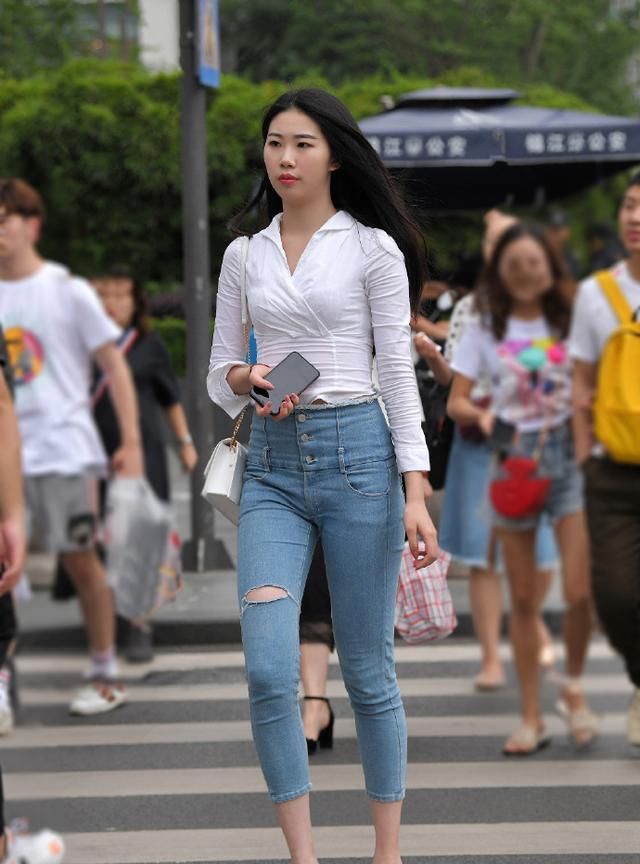 牛仔裤搭配衬衫，时尚休闲又精致的感觉，搭配猫跟鞋更帅气更自信