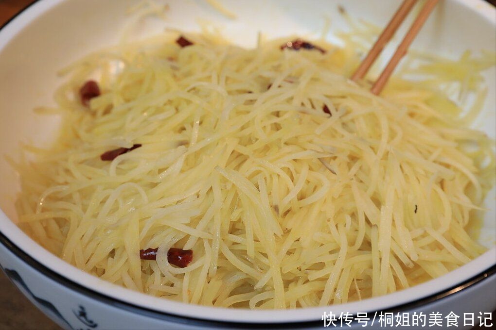 调味汁|炒土豆丝要想爽脆，别再下锅焯水了，教你一招，出锅又香脆又入味