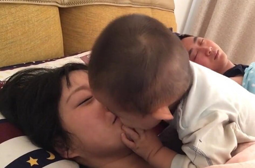 方式|一岁宝宝的“暖心叫早”方式火了,网友:这样的娃给我来一打