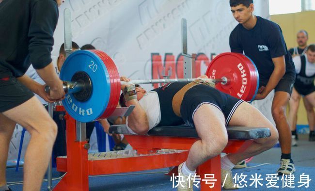 卧推|卧推训练时，想要充分地刺激胸肌，杠铃要不要贴胸？