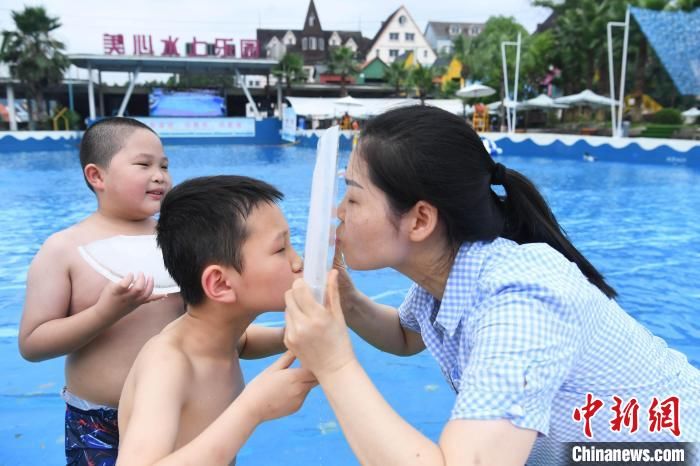 陳超|重慶民眾“冰吻” 挑戰(zhàn)迎小暑