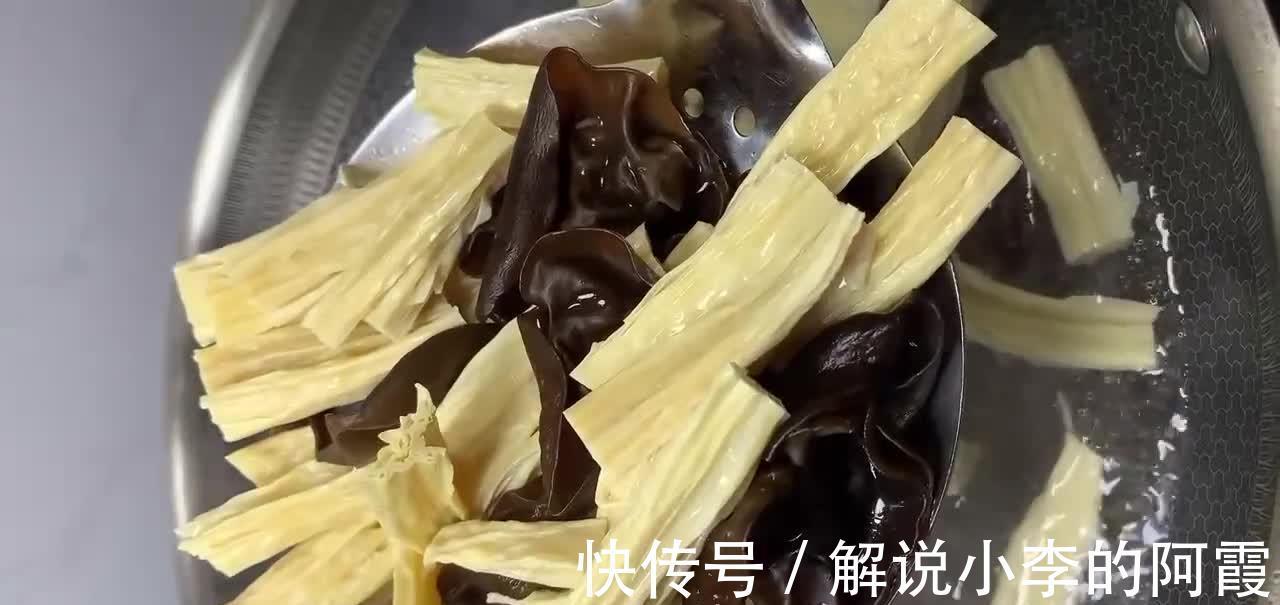 凉拌黄瓜,取材方便做法简单,鲜嫩爽脆酸辣开胃,越吃越上瘾