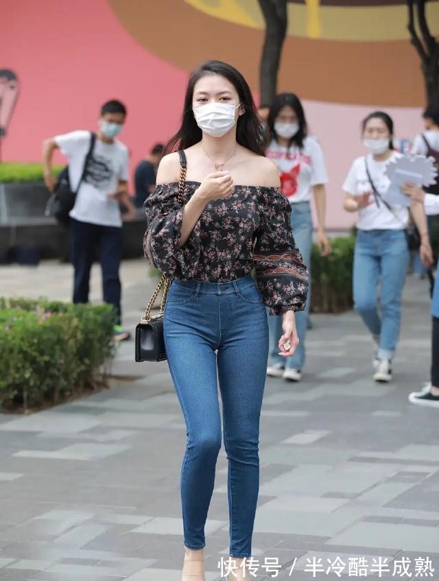 美女 别疏忽了“塞裤腰”,虽然很土但有效,这样穿显瘦又高级优雅!