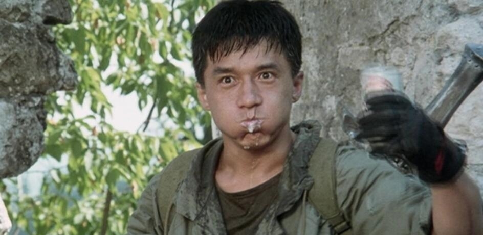 成龙在里面扮演的,是香港的一个水兵"马如龙",很有老港片的味道.