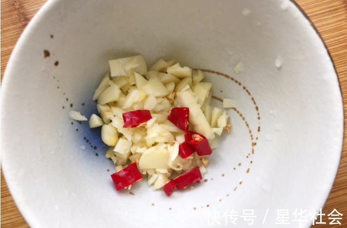 食欲|又到了吃空心菜的最佳季节，炒出来脆嫩爽口不发黑，很有食欲