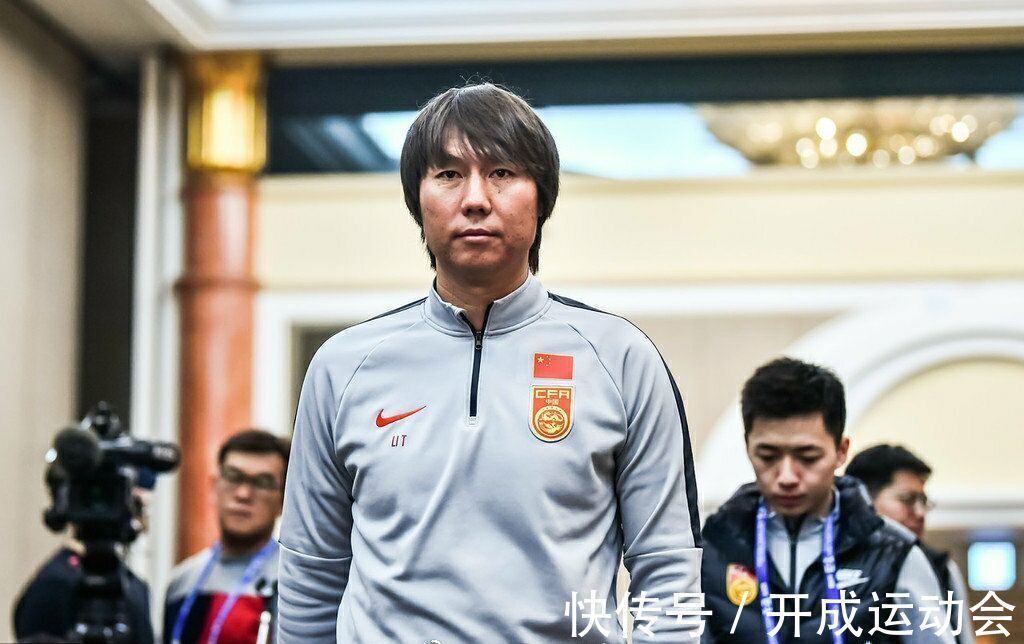 张玉宁|董路力挺李铁,李铁发文内涵球迷!名编怒怼:地球安全了感谢国足