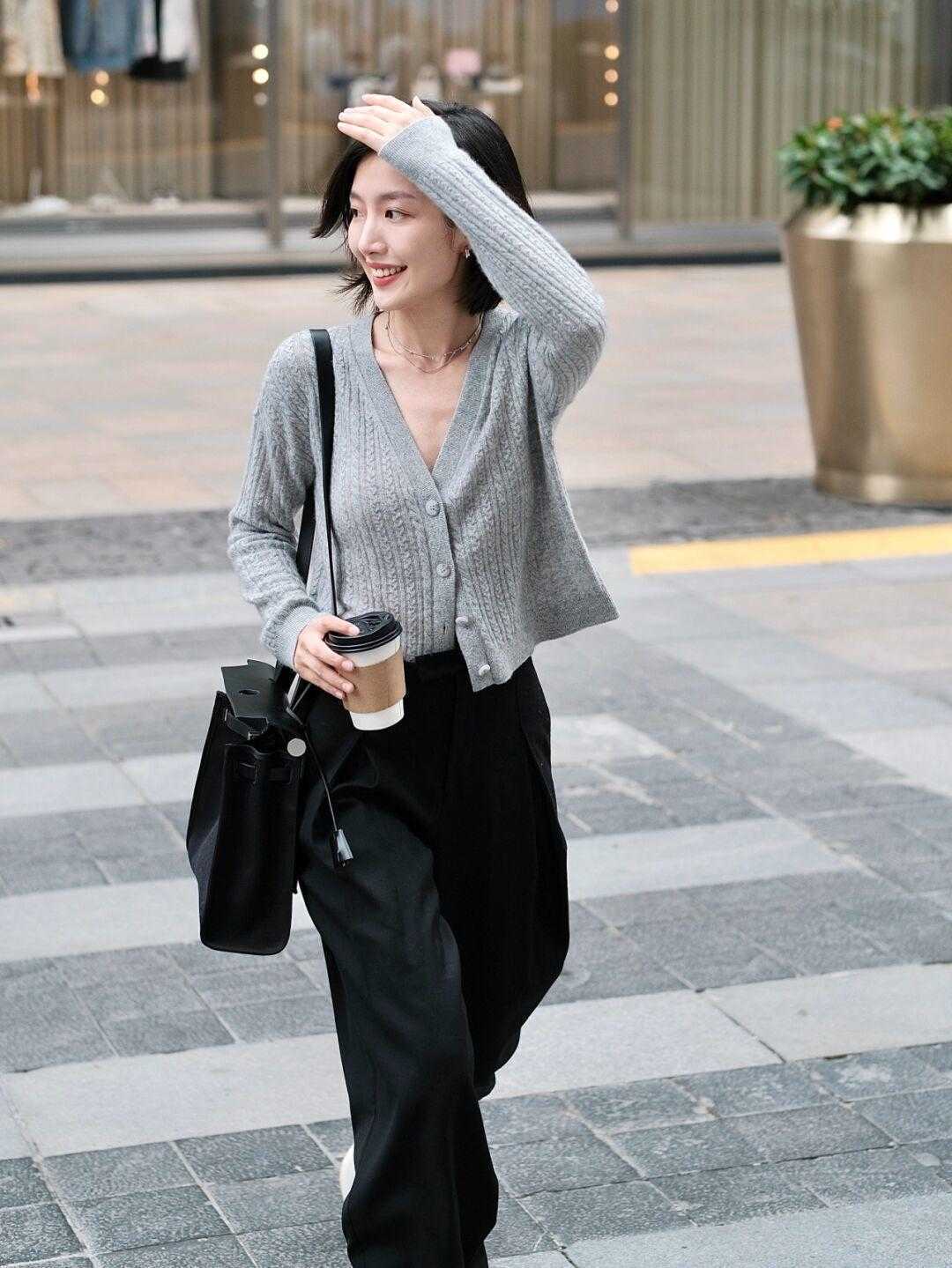 小姐姐 今年秋天流行穿“针织衫”,搭配黑色西装裤洒脱时髦,优雅大方
