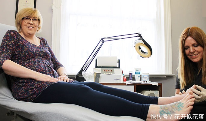 女子拥有一双32厘米的大脚，从来没穿过女鞋，只有一次在婚礼