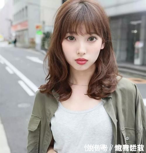 大弯 三四十岁女人发量非常多,适合烫什么发型?试试时髦减龄的弯弯烫