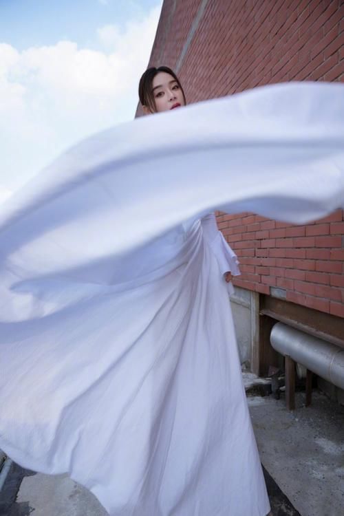 袁姗姗一袭白裙飘飘，在废弃楼顶大秀舞姿，轻舞飞扬的样子好迷人