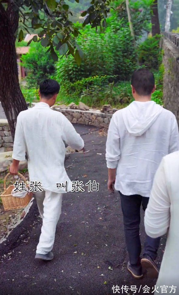 石头|李亚鹏花三百块买石头，捧着石头倒着走路，打扮朴素衣服全是褶皱