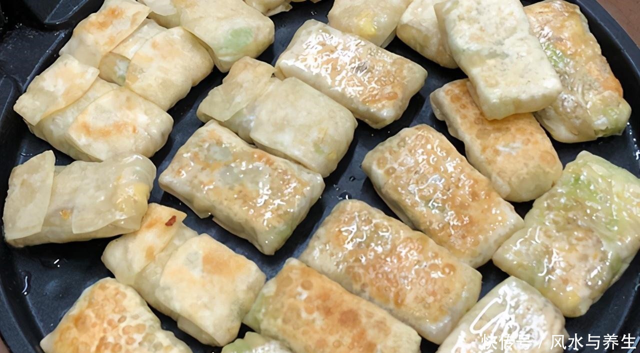 包菜别总炒着吃,试试这种新吃法,皮薄馅大,酥脆解馋易操作