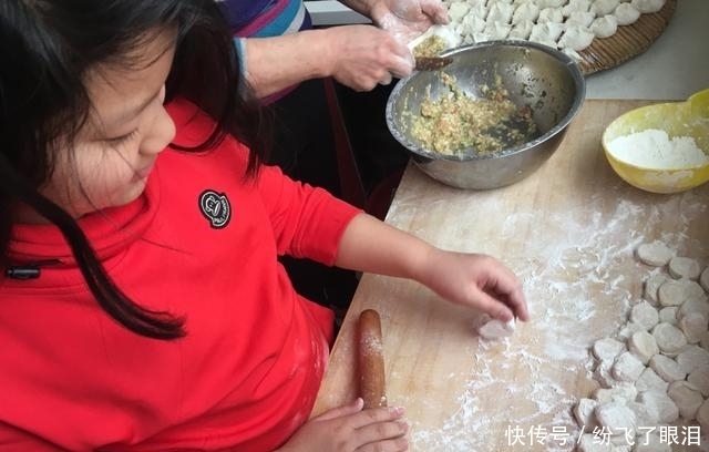 父母|4岁男孩杀鱼去鳞手法娴熟,孩子:幼儿园再不开,我要子承父业了