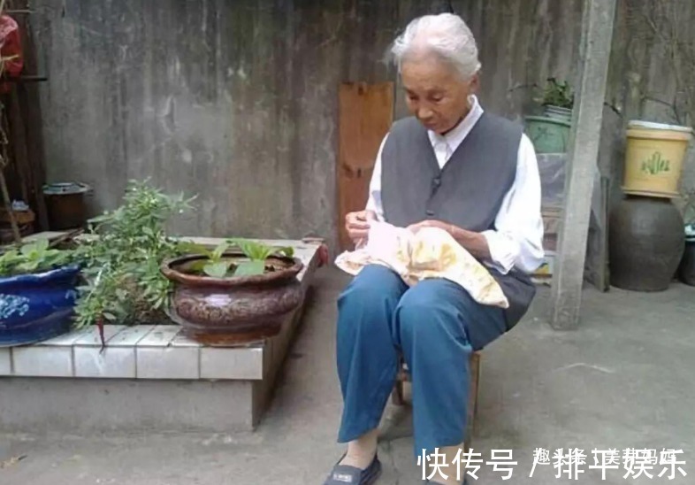 退休金|老了想活得有尊严,3种东西别交给子女,是对自己的人生负责