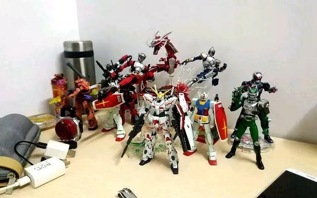 心疼|二次元走进生活,手办成为床头的装饰品?学生党表示:不心疼