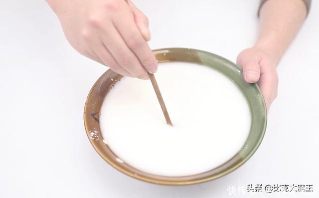 贴春联别再用胶带了，用一招轻松搞定，平整又牢固，看完能帮大忙