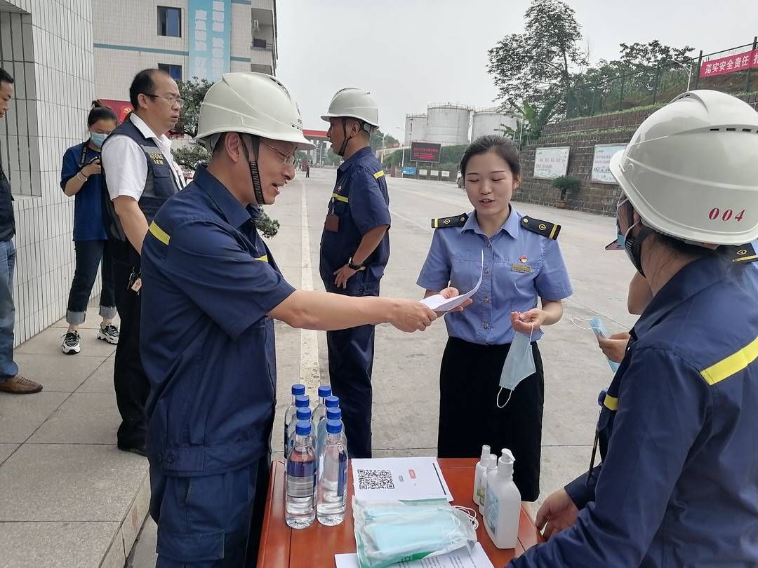 拍客|四川自贡举办“中国石油开放日”活动：自贡媒体团和封面新闻青蕉拍客走进汇西加油加气站